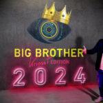 Titel: Big Brother – Knossi Edition 2024;
Staffel: 2; 2024;
Person: Knossi;
Copyright: EndemolShine Germany/Banijay Media Germany;
Fotograf: Seven.One  Entertainment Group GmbH;
Bildredakteur: Clarissa Schreiner
;
Dateiname: 3056751.jpg;
Rechtehinweis: Dieses Bild darf bis eine Woche nach Ausstrahlung honorarfrei fuer redaktionelle Zwecke und nur im Rahmen der Programmankuendigung verwendet werden. Spaetere Veroeffentlichungen sind nur nach Ruecksprache und ausdruecklicher Genehmigung der Seven.One Entertainment Group GmbH moeglich. Nicht fuer EPG! Verwendung nur mit vollstaendigem Copyrightvermerk. Das Foto darf nicht veraendert, bearbeitet und nur im Ganzen verwendet werden. Es darf nicht archiviert werden. Es darf nicht an Dritte weitergeleitet werden. Aneinanderreihung/Zusammenlegung/Kopplung von Bildern zum Zweck der Erstellung von Slide-Shows o.ä. nicht gestattet; Verbindung/Einfügen/Anfügen von Werbung nicht gestattet. 
Bei Fragen: foto@seven.one
Voraussetzung fuer die Verwendung dieser Programmdaten ist die Zustimmung zu den Allgemeinen Geschaeftsbedingungen der Presselounges der Sender der Seven.One Entertainment Group GmbH.